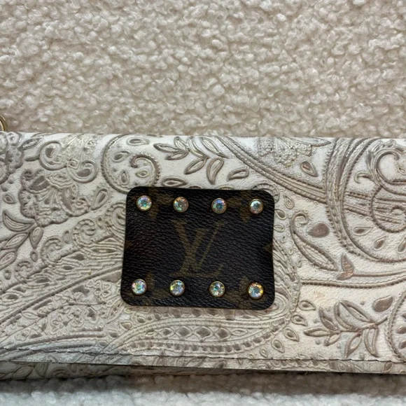 LV KEEP IT GYPSY DISTRESSED‎ Embossed  LEATHER COWHIDE  PRINT CLUTCH NWT - Picture 3 of 8